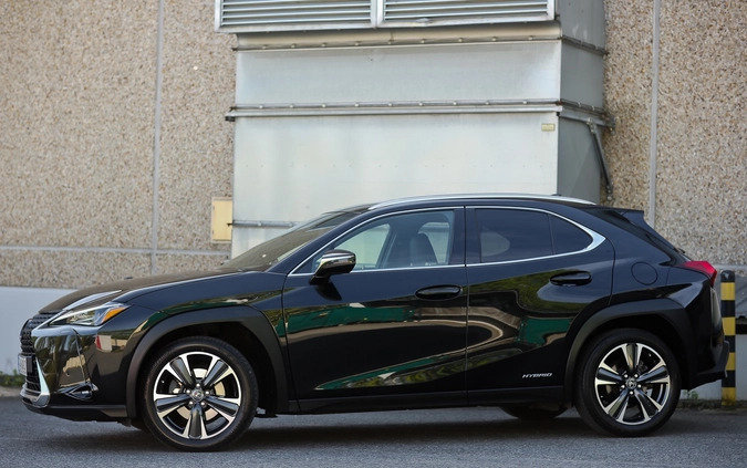 Lexus UX cena 115500 przebieg: 66098, rok produkcji 2019 z Bierutów małe 781